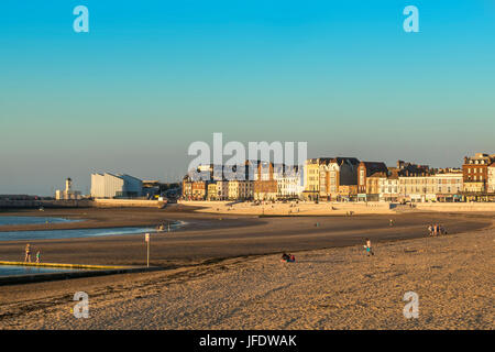 Margate Beach und Meer Turner Center Goldstrand am Abend Licht Kent UK Stockfoto