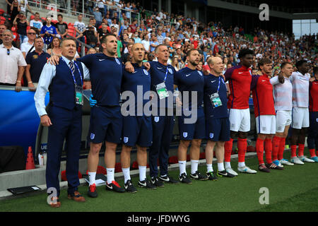 England unter 21 Manager Aidy Boothroyd (links) und coaching Personal Line-up neben Spieler vor Spielbeginn Stockfoto