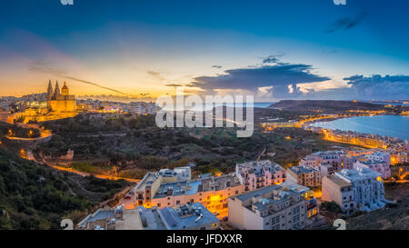 Il-Mellieha, Malta-schöne Panorama Skyline Blick auf Mellieha Stadt zur blauen Stunde mit Paris Kirche und Mellieha Strand und Gozo im Hintergrund mit b Stockfoto