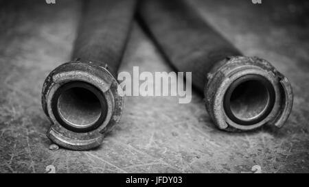 Feuerwehrschläuche auf dem Beton Stockfoto