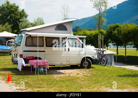 TRAUNSEE, Österreich - 20.06.2017: Anhänger camping am Traunsee Seeufer in Österreichische Alpen Stockfoto