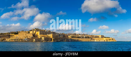 Valletta, Malta - Panorama Skyline Blick auf die Hauptstadt von Malta mit Grand Harbour und blauer Himmel mit Wolken Stockfoto