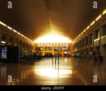 Der Flughafen von Malaga, Spanien 27. Mai 2012: fast leeren Innenraum von Málaga Flughafen am Sonntag mit goldenem Licht durch Dachfenster Stockfoto