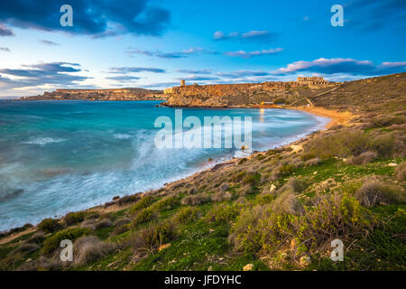 Mgarr, Malta - die berühmte Ghajn Tuffieha Bay zur blauen Stunde auf einer Langzeitbelichtung geschossen mit schönen Himmel und Wolken Stockfoto