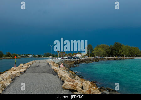 Dunkle Sturm Himmel über Venedig Floridas am Golf von Mexiko von der Süd-Anlegestelle Stockfoto