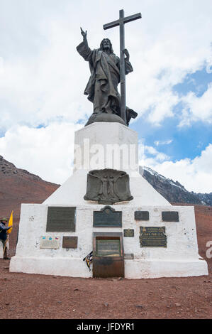 Denkmal von Christo Redentor auf einem Bergpass zwischen Mendoza und Santiago, Anden, Argentinien, Südamerika Stockfoto