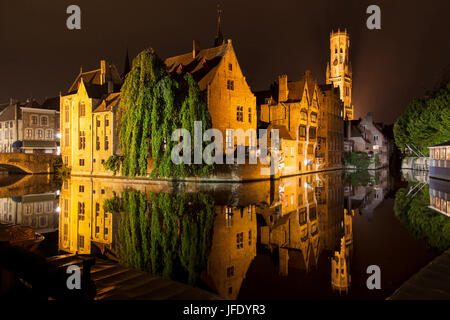 Blick vom Kai des Rosenkranzes in der Nacht, Brügge, Belgien. Stockfoto