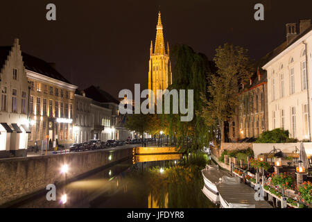 Dijver Kanal und der Muttergottes Kirche von Brügge, Belgien. Stockfoto