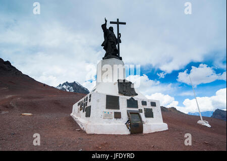Denkmal von Christo Redentor auf einem Bergpass zwischen Mendoza und Santiago, Anden, Argentinien, Südamerika Stockfoto