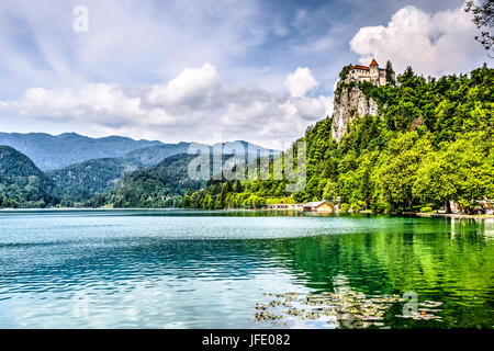 Burg von Bled gesehen vom See von Bled, Slowenien Stockfoto