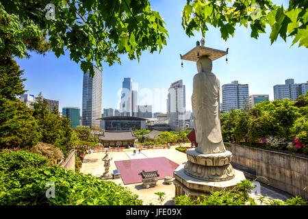 Die große Statue von Maitreya Buddha aus dem Bongeunsa-Tempel gegen Seoul Cityline, Korea Stockfoto