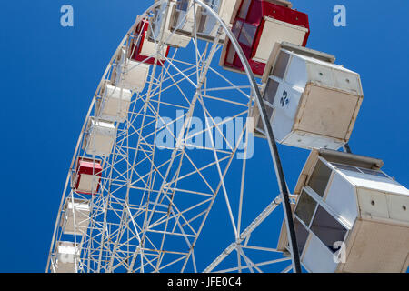 Riesenrad vor blauem Himmel Stockfoto