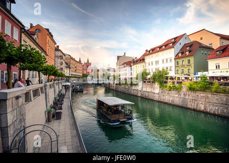 Ansicht des Flusses Ljubljanica fließt durch den Gruber-Kanal in der Stadt Ljubljana, Slowenien Stockfoto