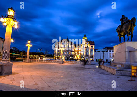 Union Square (Piata Unirii) gesehen zur blauen Stunde in Oradea, Rumänien Stockfoto