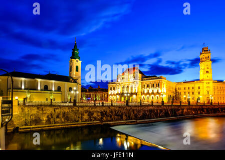 Union Square (Piata Unirii) gesehen zur blauen Stunde in Oradea, Rumänien Stockfoto