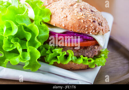 Cheeseburger mit Salat, Zwiebel Stockfoto