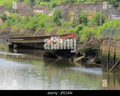 Bowling-Hafen Graving Docks Forth und Clyde Kanal Wracks warten auf aufbrechen Stockfoto