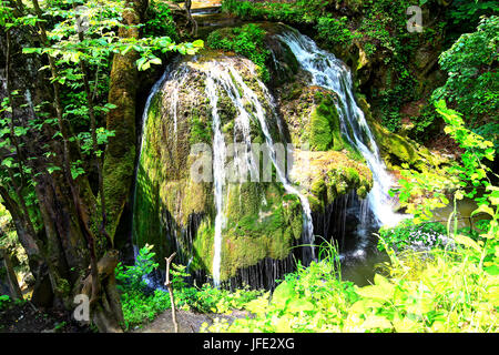 Bigar Wasserfall liegt auf 45 Parallel im Wald von Anina Berge, Rumänien und entsteht durch ein unterirdisches Wasser Frühjahr Hexe spektakuläre f Stockfoto