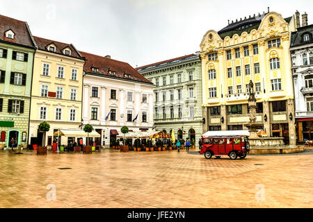 Blick auf Roland Brunnen (Maximilian Brunnen) auf dem Platz von Bratislava, Slowakei Stockfoto