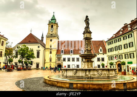 Blick auf Roland Brunnen (Maximilian Brunnen) auf dem Platz von Bratislava, Slowakei Stockfoto