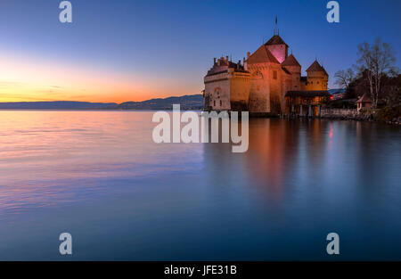 Das Schloss Chillon, ein 13. Jahrhundert Schloss am Ufer des Genfer Sees, nur 3 km südlich von Montreux (Schweiz) und ist einer der besten pre Stockfoto