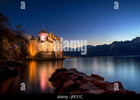 Das Schloss Chillon, ein 13. Jahrhundert Schloss am Ufer des Genfer Sees, nur 3 km südlich von Montreux (Schweiz) und ist einer der besten pre Stockfoto