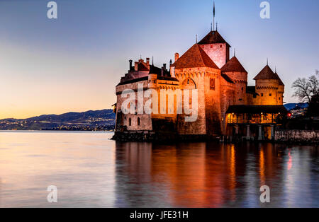 Das Schloss Chillon, ein 13. Jahrhundert Schloss am Ufer des Genfer Sees, nur 3 km südlich von Montreux (Schweiz) und ist einer der besten pre Stockfoto