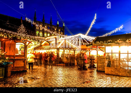 Kioske mit traditionellen Speisen auf dem Weihnachtsmarkt von Lübeck, Deutschland Stockfoto