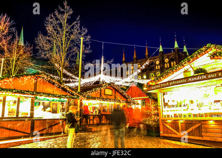 Kioske mit traditionellen Speisen auf dem Weihnachtsmarkt von Lübeck, Deutschland Stockfoto