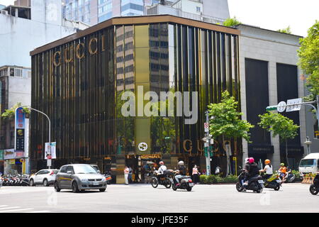 Viele Menschen sind überqueren der Straße in Taipeh in der Nähe von Mackay Krankenhaus, Taiwan. Temp hit 94F heute und ohne Wind fühlte sich unversöhnlich. Stockfoto