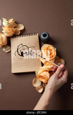 Hand mit Pinsel einen Liebesbrief schreiben Stockfoto