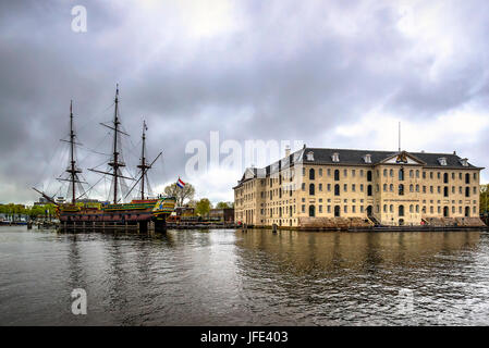 Das National Maritime Museum in Amsterdam, Niederlande und eine schöne VOC Schiff Replik. Stockfoto