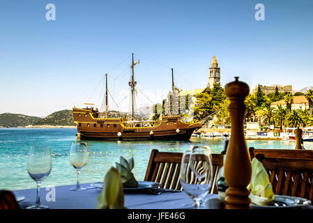 Tischdekoration auf eines der Restaurants in der Haupthafen der Insel Sipan, Kroatien Stockfoto