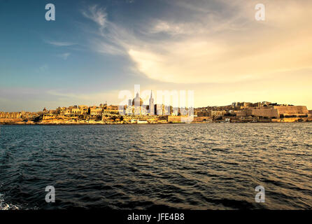 Skyline und den Hafen von Valletta, der Hauptstadt der Insel Malta Stockfoto