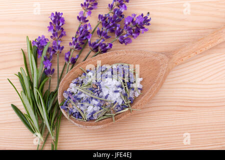 Löffel mit Kräutersalz von Rosmarin und Lavendel-Blüten Stockfoto