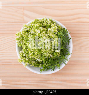 Porzellanschüssel mit wilden Krapp Stockfoto