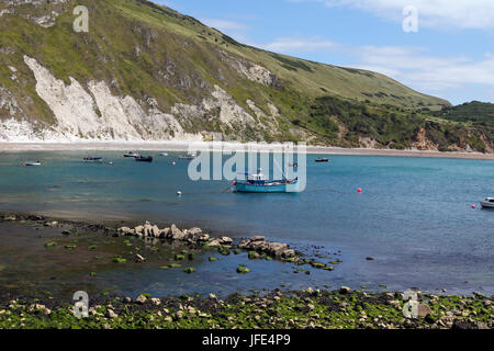 Lulworth Cove in der Nähe von West Lulworth, einem Dorf in der Purbeck Bezirk Dorset auf der Südküste von England. Das Dorf ist ein Tor zu dem Jura Stockfoto