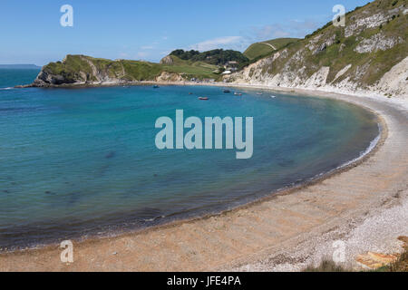 Lulworth Cove in der Nähe von West Lulworth, einem Dorf in der Purbeck Bezirk Dorset auf der Südküste von England. Das Dorf ist ein Tor zu dem Jura Stockfoto