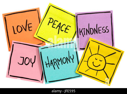 Liebe, Friede, Freundlichkeit, Freude und Harmonie mit der Sonne Smiley - isolierten Gruppe von Haftnotizen mit inspirierenden Worten Stockfoto