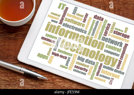 Informationen Technologie Wortwolke auf digitale Tablett mit einer Tasse Tee Stockfoto