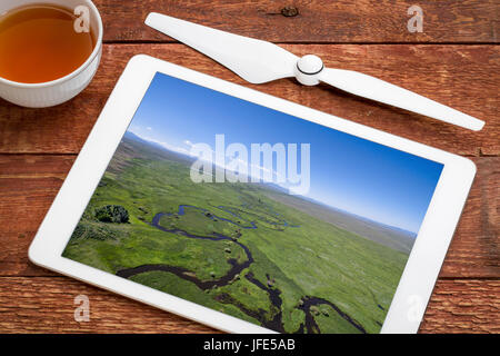 Illinois Fluß schlängelt sich durch Arapaho National Wildlife Refuge, North Park in der Nähe von Walden, Colorado, Überprüfung und Bearbeitung von Luftbildern auf eine digitale t Stockfoto