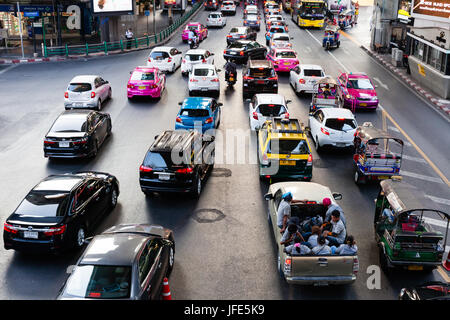 BANGKOK, THAILAND - APRIL 25: Verkehr auf den Straßen von Bangkok am 25. April 2016 in Bangkok, Thailand. Stockfoto