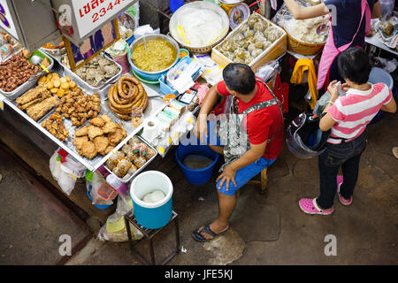 CHIANG MAI, THAILAND - 24 AUGUST: Mann verkauft Lebensmittel auf dem Markt am 24. August 2016 in Chiang Mai, Thailand. Stockfoto