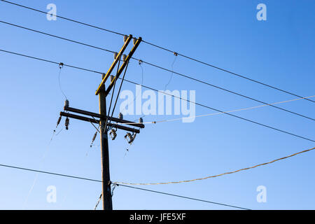 Strom und Utility Pole und Stromleitungen in den blauen Himmel Stockfoto