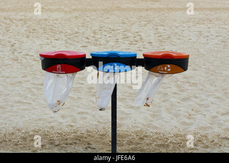 Recycling Container am Strand Stockfoto