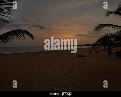 Sonnenuntergang über senegalesische Strand an der Küste des Atlantischen Ozeans Stockfoto