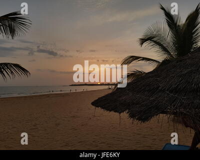 Sonnenuntergang über senegalesische Strand an der Küste des Atlantischen Ozeans Stockfoto