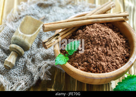 Kakaopulver und Zimt in eine Schüssel geben. Stockfoto