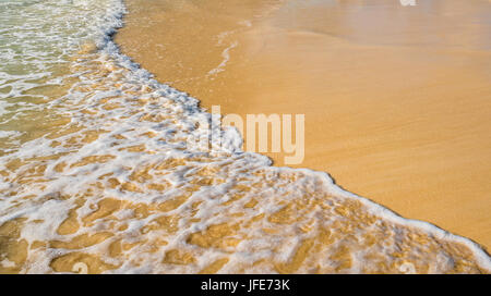 Welle des Meeres am Sandstrand Stockfoto