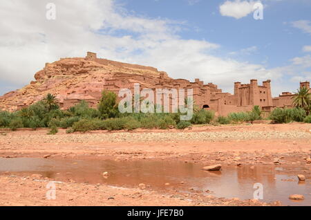 Dry Draa River in Aït Benhaddou Kasbah in Ouarzazate im Atlasgebirge, Marokko Stockfoto